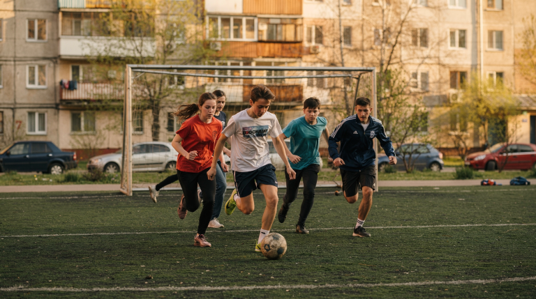 Спорт: матч по футболу среди дворовых команд